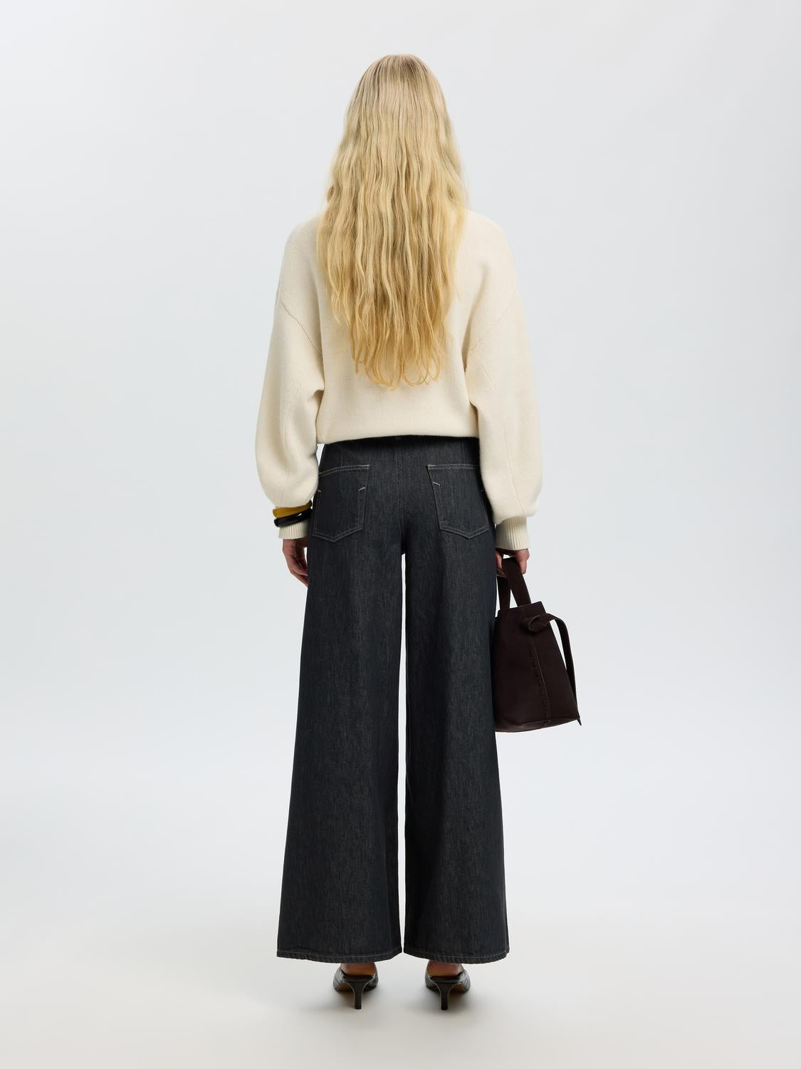 model_shot-back